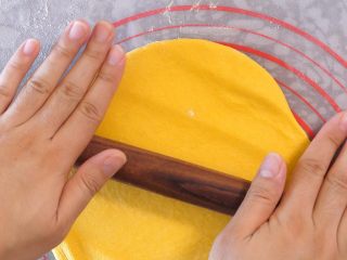 7、宝宝南瓜磨牙棒,擀成面片，不要太薄。