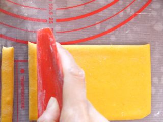 8、宝宝南瓜磨牙棒,先裁成长方形，再切近1cm宽的竖条。