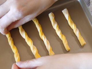 9、宝宝南瓜磨牙棒,略短于手指长度，将竖条拧麻花状。