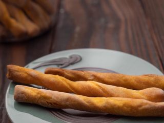 11、宝宝南瓜磨牙棒,晾凉后就会变得又硬又脆，如果颜色过深就是火太大了，不要给宝宝吃了，会有些苦味。