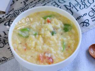 8、番茄丝瓜蛋黄虾皮粥,一餐中这一碗就够了,再给2块猪肉条做手指食物搭配着就很完美了。