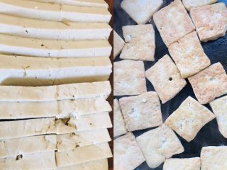 4、茄汁黄鱼焖豆腐,豆腐切厚0.5厘米的片用油煎制两面金黄盛出备用