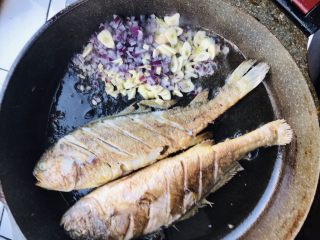 6、茄汁黄鱼焖豆腐,下入洋葱、姜蒜末爆香