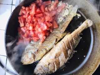 7、茄汁黄鱼焖豆腐,加入西红星丁煸炒