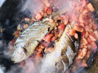 8、茄汁黄鱼焖豆腐,炒至西红柿软烂如图