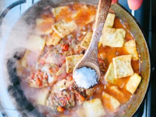 14、茄汁黄鱼焖豆腐,加入盐1汤匙调味