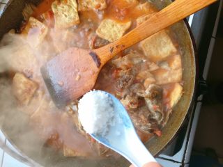 15、茄汁黄鱼焖豆腐,加入半汤匙白糖