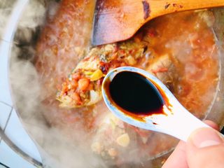 17、茄汁黄鱼焖豆腐,加入1/3汤匙红烧酱油（老抽）调色