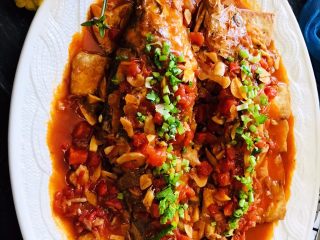 21、茄汁黄鱼焖豆腐,再将鱼码放在豆腐上，将锅中炖软的西红柿连同汤汁一起倒在鱼上，撒上香菜即可