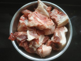 1、红焖肘子,猪肘子剁成小块