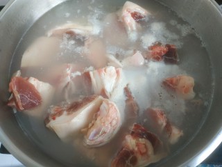 2、红焖肘子,锅中放入适量清水，冷水放入肘子块，烧开，去除血水