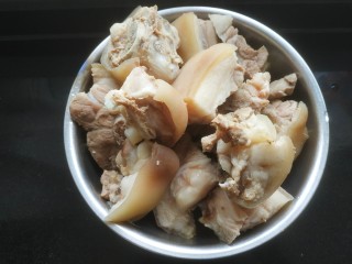 3、红焖肘子,捞出控干水分