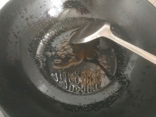 5、红焖肘子,锅中放入适量植物油，放入适量白糖炒出糖色关火