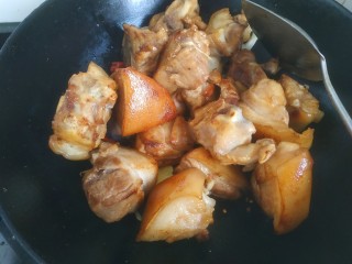 8、红焖肘子,放入肘子翻炒