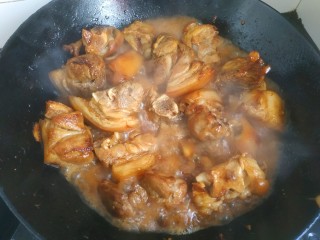 12、红焖肘子,加入适量温水