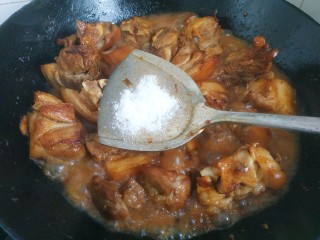 13、红焖肘子,放入适量盐