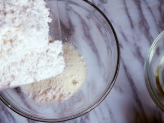 2、宝宝辅食之原味芝士夹心华夫饼（酵母版）,将配方奶粉和面粉混合