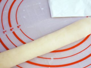 10、宝宝辅食之原味芝士夹心华夫饼（酵母版）,这个时候面团里面会有气泡，我们在把它揉至光滑，光滑后搓条