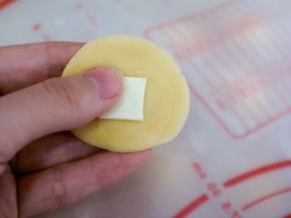15、宝宝辅食之原味芝士夹心华夫饼（酵母版）,压扁后面皮边缘捏薄些然后放入芝士块