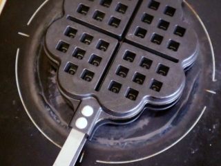 17、宝宝辅食之原味芝士夹心华夫饼（酵母版）,华夫饼锅准备好预热我用的是180度，如果是燃气小火就可以