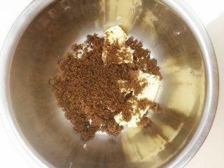 1、趣多多小饼,黄油软化到用刮刀可以戳动，放入红糖或砂糖，先拌一拌，再用打蛋器打成絮状