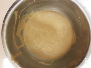 3、趣多多小饼,先将淡奶油和黄油与糖搅散拌匀