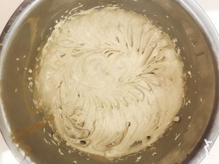 4、趣多多小饼,再用打蛋器打至有清晰纹路