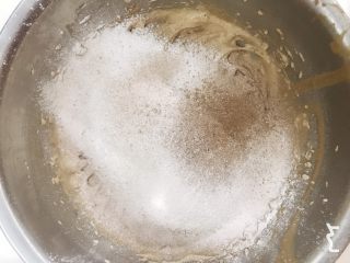 5、趣多多小饼,筛入所有粉类