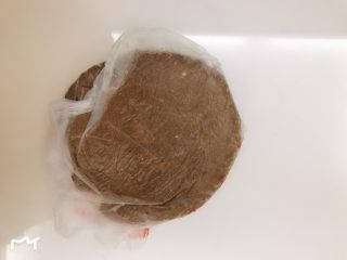 6、趣多多小饼,抓成团，用保鲜袋包上，放冰箱冷冻30分钟