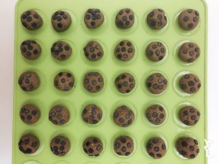 8、趣多多小饼,表面点上耐高温巧克力豆