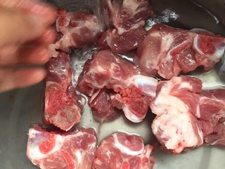 1、胡萝卜玉米排骨汤,首先用冷水浸泡五分钟，让骨头里面的血水和杂质流出来