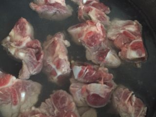 2、胡萝卜玉米排骨汤,然后在锅里放入水烧开之后倒入排骨