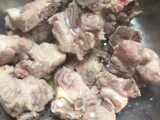 4、胡萝卜玉米排骨汤,煮到没看见有红色就倒入篮子用冷水冲洗干净备用