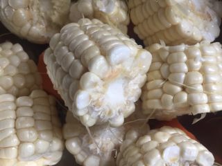 6、胡萝卜玉米排骨汤,玉米洗干净切段