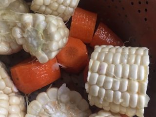 7、胡萝卜玉米排骨汤,切好如图备用