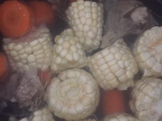 8、胡萝卜玉米排骨汤,高压锅中加入清水烧热之后倒入排骨，玉米，胡萝卜