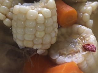 11、胡萝卜玉米排骨汤,盛入盘中即可