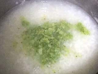 3、西兰花蛋花粥,粥熬好后，转移到锅里（最好是砂锅里），加入西兰花煮3-5分钟。
