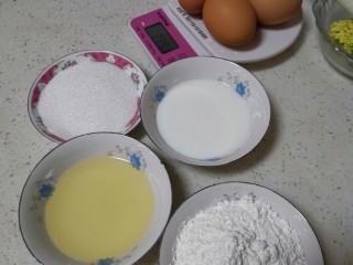 1、海绵蛋糕,首先准备好需要用到的材料,我用这个小电子秤称的材料重量比较方便