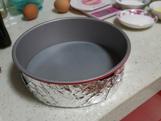 2、海绵蛋糕,准备好需要用的模具,我用的是八寸蛋糕模具,由于我的模具是活底所以要用锡纸把底部包裹好,,一会要坐到盛水的烤盘上