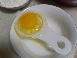 3、海绵蛋糕,将蛋清与蛋黄分离备用