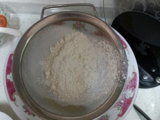 4、海绵蛋糕,将玉米油用微波炉加热2分钟后放大碗里,将低筋面粉用网筛筛到热油里,画Z字搅拌均匀无颗粒,放凉备用