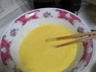 5、海绵蛋糕,将蛋黄与牛奶混合在加入10g白砂糖搅拌均匀后,倒入放凉的面糊继续Z字搅拌均匀备用