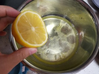 6、海绵蛋糕,蛋清中加入若干滴柠檬汁