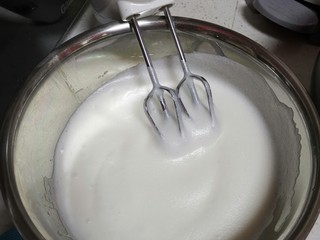 7、海绵蛋糕,将剩余白砂糖分三次加入蛋白中