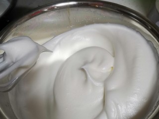 8、海绵蛋糕,由低速—快速—低速交替打发,打发至勾起小山不到就好了