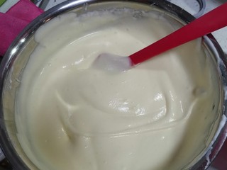 9、海绵蛋糕,将三分之一的打发蛋白与面糊搅拌均匀后,再倒入剩下打发蛋白,搅拌均匀