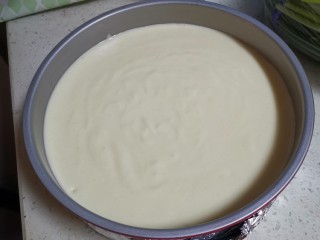 10、海绵蛋糕,倒入模具后再桌面震出气泡