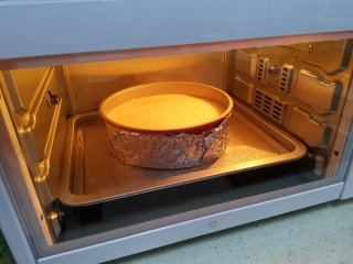 11、海绵蛋糕,将深烤盘加入水不要太满,放入烤箱预热,预热后将蛋糕面糊放入烤箱,上下150℃50分钟就好了