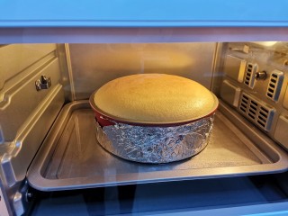 12、海绵蛋糕,烤好后在桌面上震几下,倒扣到烤网上凉凉,脱模取出